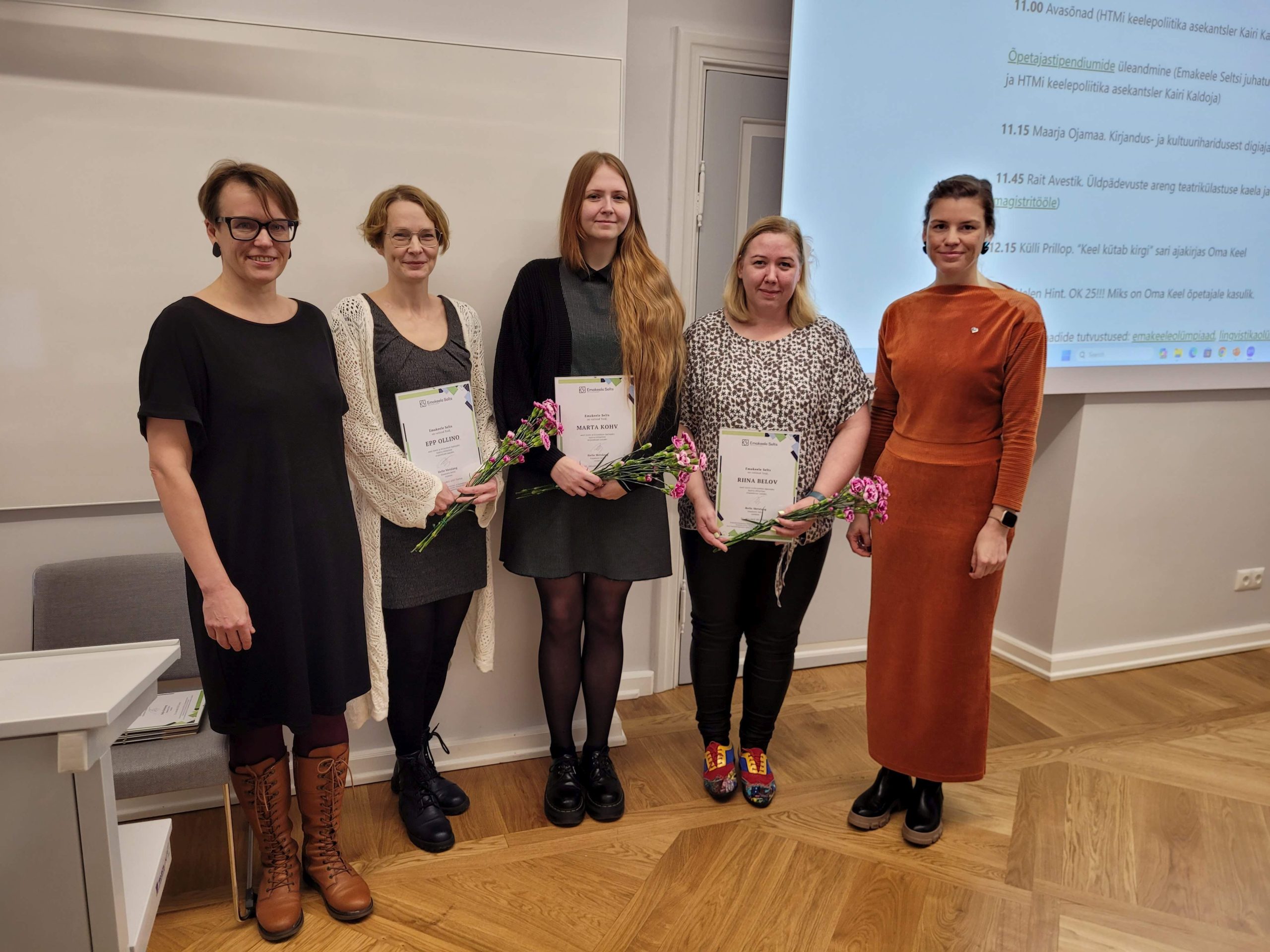 Emakeele Seltsi juhatuse liige Kristiina Praakli, stipendiaadid Epp Ollino, Marta Kohv ja Riina Belov ning Haridus- ja Teadusministeeriumi keelepoliitika asekantsler Kairi Kaldoja Tartu Ülikoolis eesti keele õpetajate sügiskonverentsil